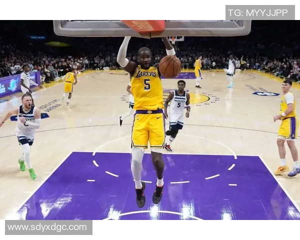 詹姆斯复出激活球队进攻效率！艾顿挡拆配合升级+替补球员爆发，关键时刻攻坚能力惊艳全场